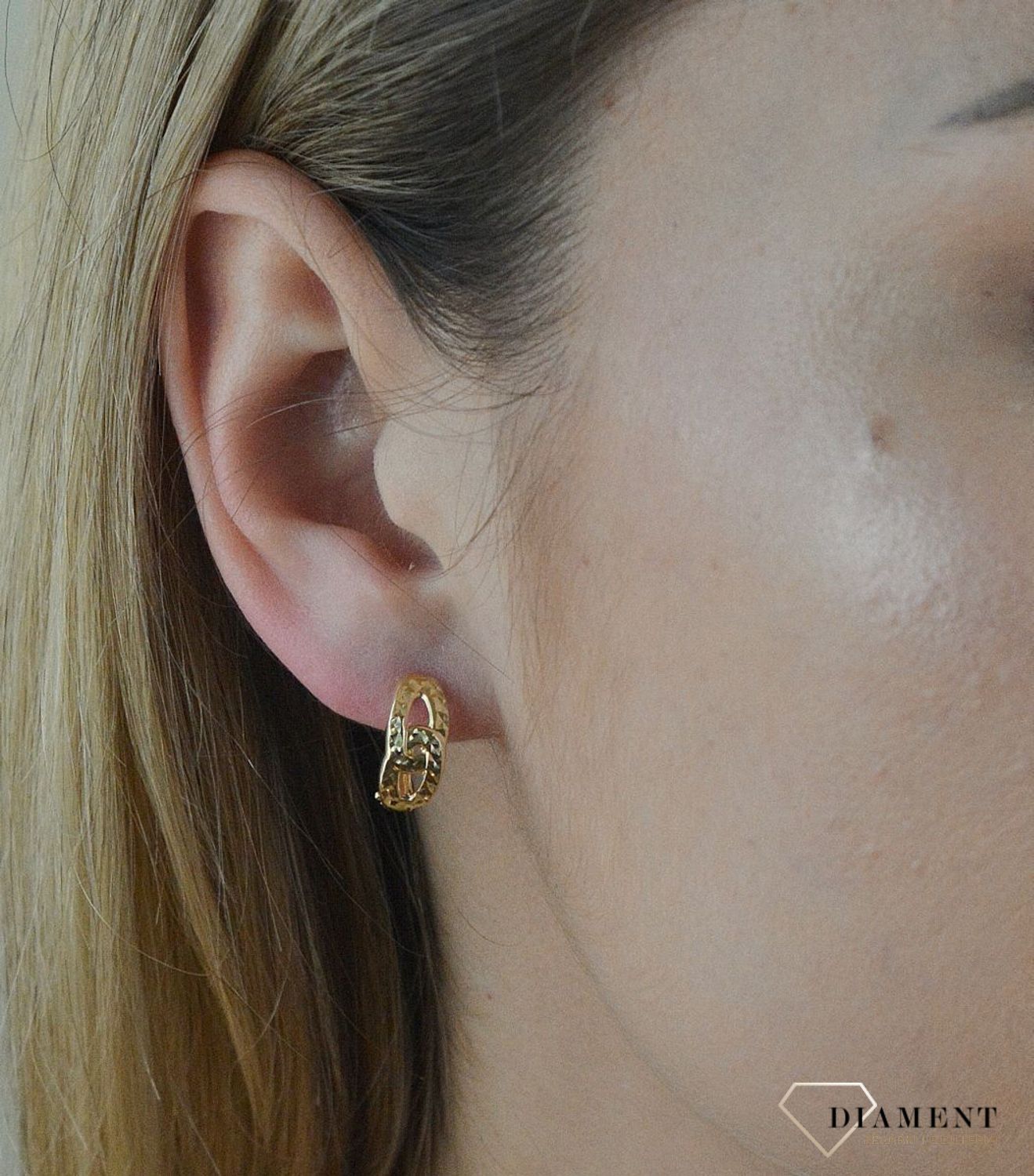 Złote kolczyki wiszące 585 grawerowane KL 10942. Złote kolczyki próby 585. Złote kolczyki wiszące. Złote kolczyki damskie. Złote kolczyki grawerowane. Złote kolczyki dla kobiety. Złote kolczyki idealne na prezent..jpg